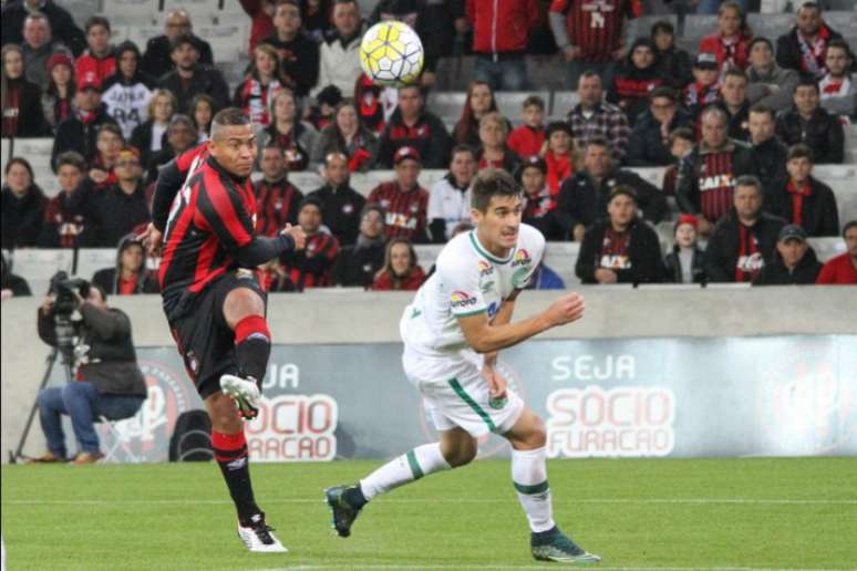 Furacão ainda levou pressão na segunda etapa e torcida vaiou ao final do jogo