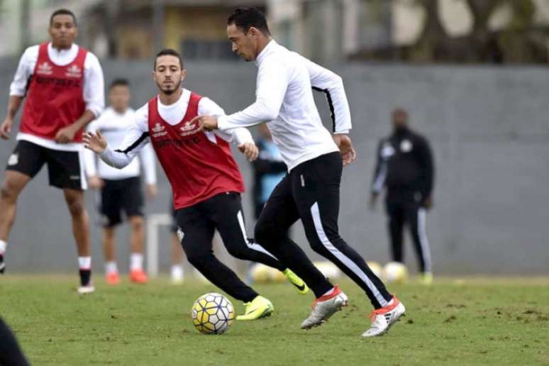 Ricardo Oliveira participou de treino tático e fez gol (Foto: Ivan Storti / Santos FC)