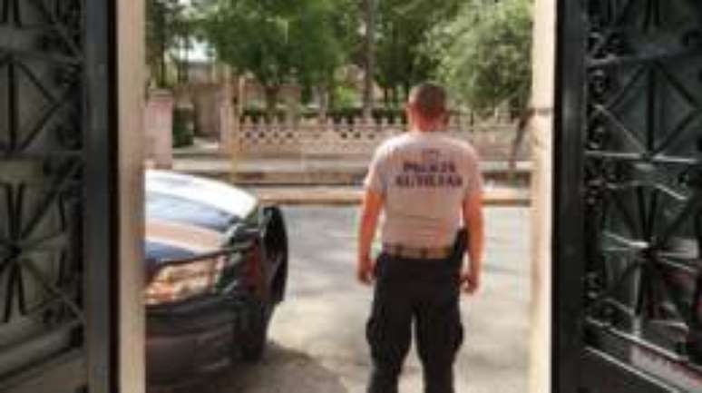 Jos&eacute; de la Luz Rodr&iacute;guez conta com a ajuda de cinco auxiliares