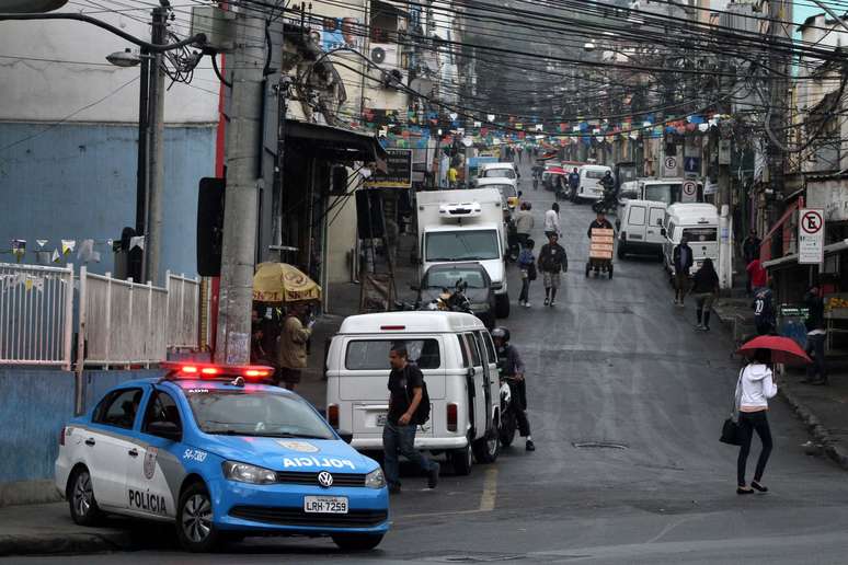 Policiamento reforçado no entorno do Morro do São Carlos, Zona Norte do Rio de Janeiro (RJ), na manhã desta sexta-feira (22). Uma menina de 14 anos morreu vítima de bala perdida durante a madrugada. Shayene Santos estava na garupa da moto de um amigo quando foi baleada.