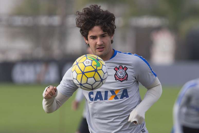 Depois de ver Cristóvão Borges interessado em o colocar em campo, Pato está de saída do Corinthians