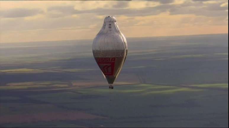 Recorde pode ser superior ao do americano Steve Fossett, que completou o giro mundial em 13 dias e oito horas em 2002.