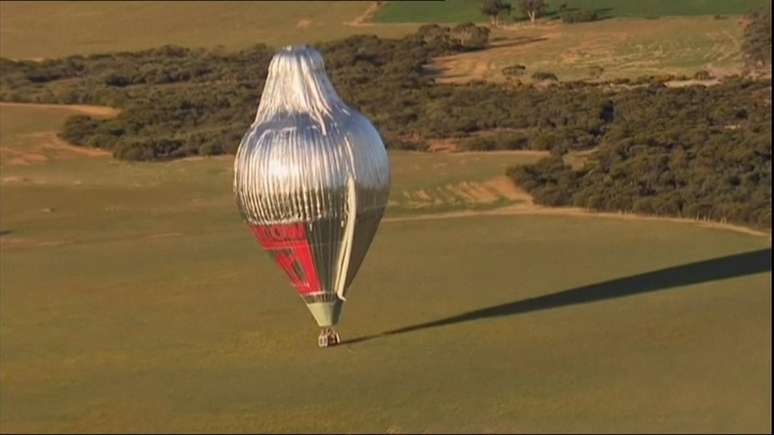 Na parte final da viagem de balão, Konyukhov foi empurrado para perto da Austrália.