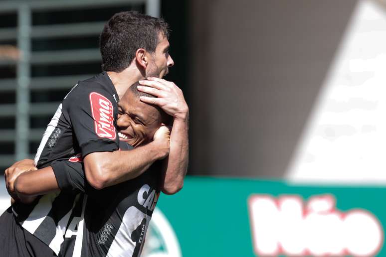 O jogador Leandro Donizete comemora gol do Atlético MG durante partida pela Série A do Campeonato Brasileiro 2016, no Allianz Parque em São Paulo