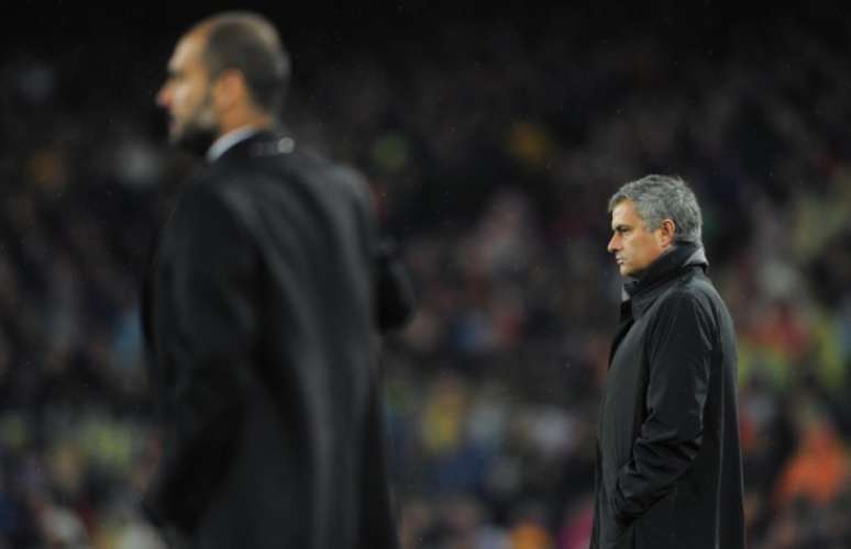 Guardiola e Mourinho: rixa entre os treinadores vem desde os tempos de Barça x Real (Foto: AFP)