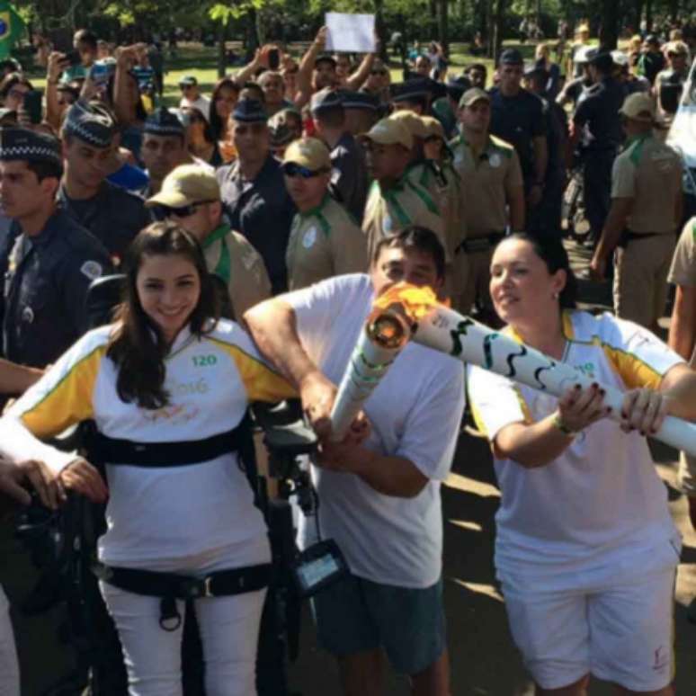 Tetraplégica, Lais Souza conduz tocha de pé e emociona público em SP (Foto: Reprodução/Twitter)