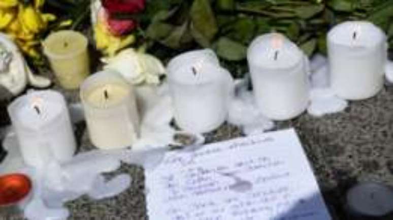 Homenagens às vítimas do lado de fora do shopping Olympia, em Munique