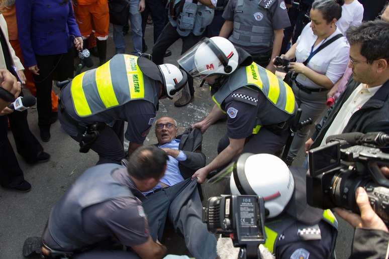 Suplicy apoiava as famílias que se manifestam contra a ordem de despejo na ocupação Terra Pelada, no Jardim Raposo Tavares.