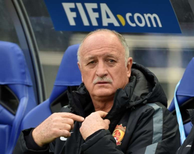 Felipão no banco em jogo do Guangzhou Evergrande, da China(Foto: AFP / KAZUHIRO NOGI)