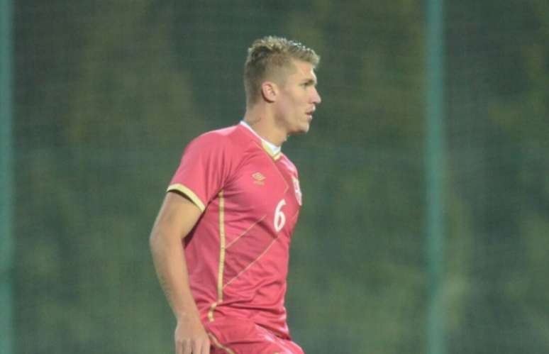 Lyanco estreou no time sub-19 da Sérvia em amistoso contra a Espanha em marõ (Foto: Divulgação/FSS)