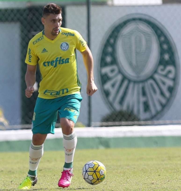 Meio-campista durante o treino do Palmeiras na Academia de de Futebol (Foto: Cesar Greco)