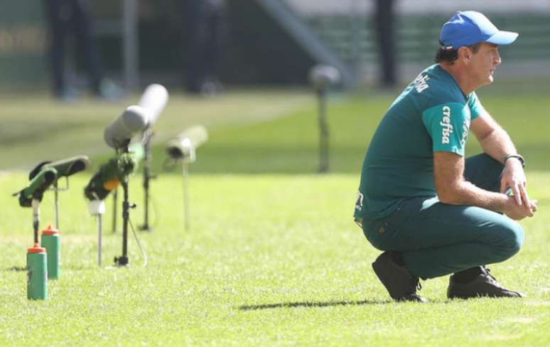 Cuca ajoelhado durante o jogo de domingo, contra o Atlético-MG (Foto: Cesar Greco)