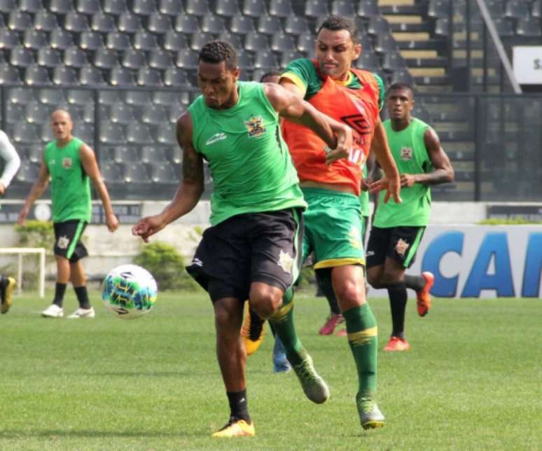 Adriano recebe a marcação de Rafael Marques em jogo-treino realizado em São Januário (Foto: Bernardo Gleizer/Nova Iguaçu)