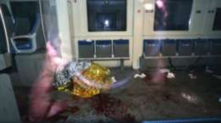 Manchas de sangue no ch&atilde;o de vag&atilde;o alvo de ataque no sul da Alemanha
