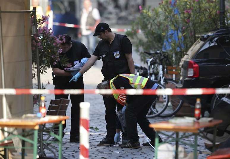 Polícia faz investigações no local do atentado na cidade de Ansbach, na Alemanha.