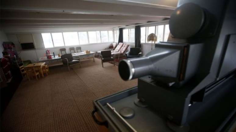 A sala de vigil&acirc;ncia da Col&ocirc;nia Dignidade