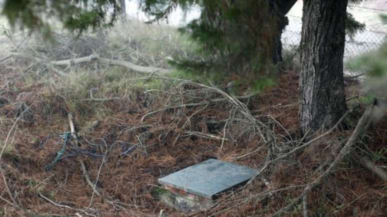 Entrada de uma c&acirc;mara subterr&acirc;nea na Col&ocirc;nia Dignidade