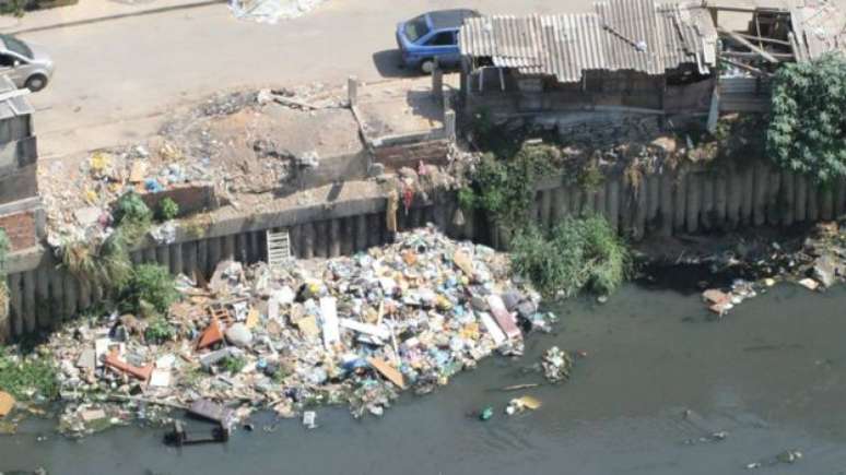 Tratamento de esgoto, fiscalização de indústrias e conscientização da população para não jogar lixo nos rios são desafios para a preservação da baía 