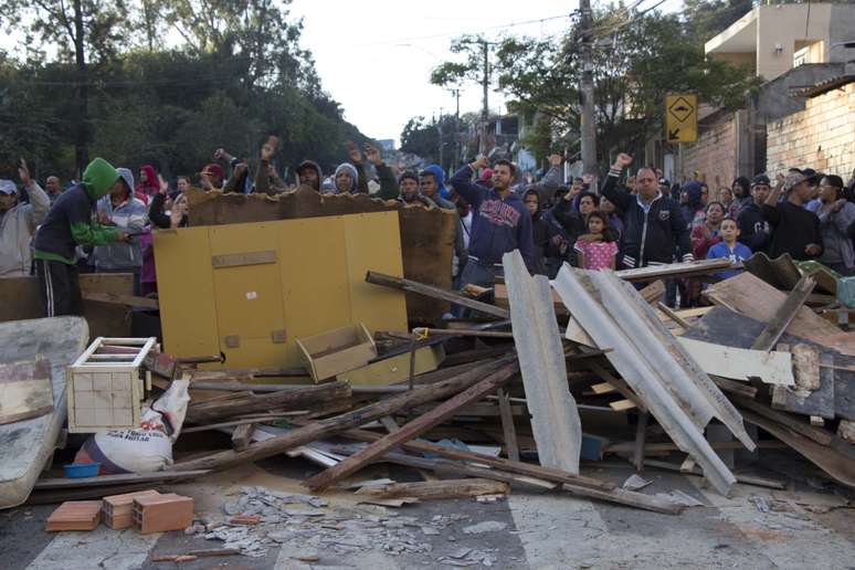 Moradores realizam um protesto contra um pedido de reintegração de posse na Cidade Educandário, na região da Raposo Tavares, em São Paulo (SP), nesta segunda-feira (25). São 350 famílias que ocupam um terreno da Prefeitura de São Paulo.