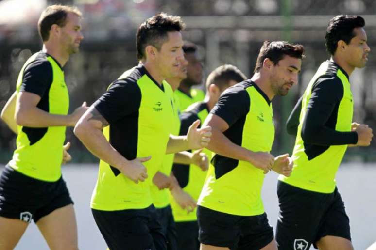 No aquecimento, o elenco esteve todo presente. Mas na atividade principal, não (Foto: Vitor Silva/SSPress/Botafogo)