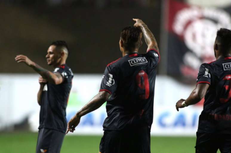 Guerrero aponta para Pará, que comemora com a torcida o primeiro gol (Foto: Divulgação)