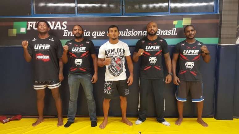 Paulo Índio posa com a equipe Union Of Monster Fighters (UMF) em academia(FOTO: Divulgação)