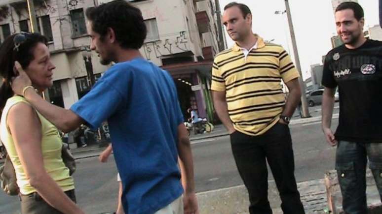 Felipe durante reencontro com a mãe, o primo e o irmão no centro de São Paulo 