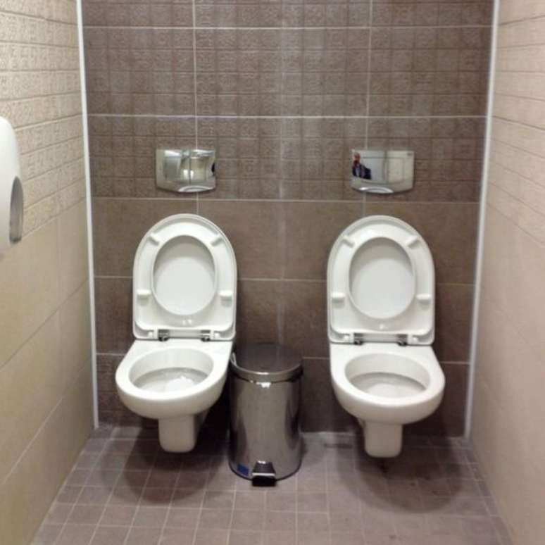 Foto de dois vasos sanitários em banheiro sem divisórias em vila olímpica do Jogos de Inverno de Sochi, na Rússia, em 2014