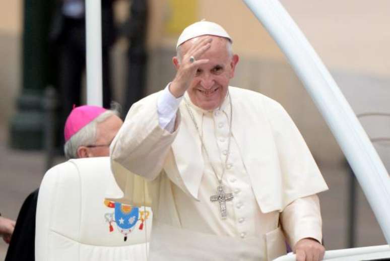 Papa Francisco acena para os fiéis em desfile em carro aberto, na chegada ao Palácio Arcebispos de Cracóvia, nas comemorações do Dia Mundial da Juventude