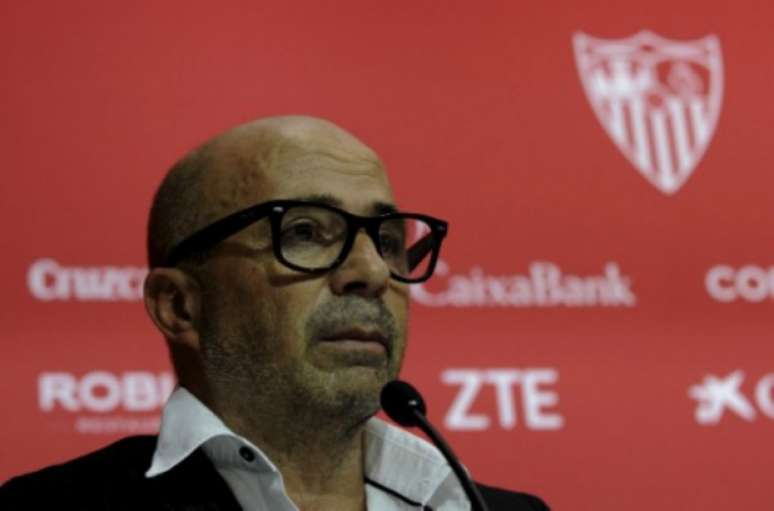 Sampaoli assumiu recentemente o comando do Sevilla e tem multa rescisória (Foto: CRISTINA QUICLER / AFP)