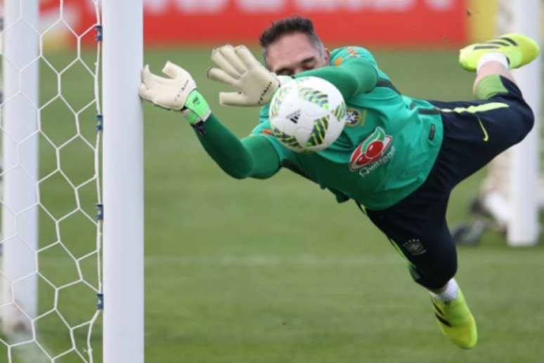 Goleiro apresenta evolução em edema no cotovelo direito, mas não será relacionado para partida contra o Japão, sábado, em Goiânia. Jovem do Palmeiras ficará na reserva