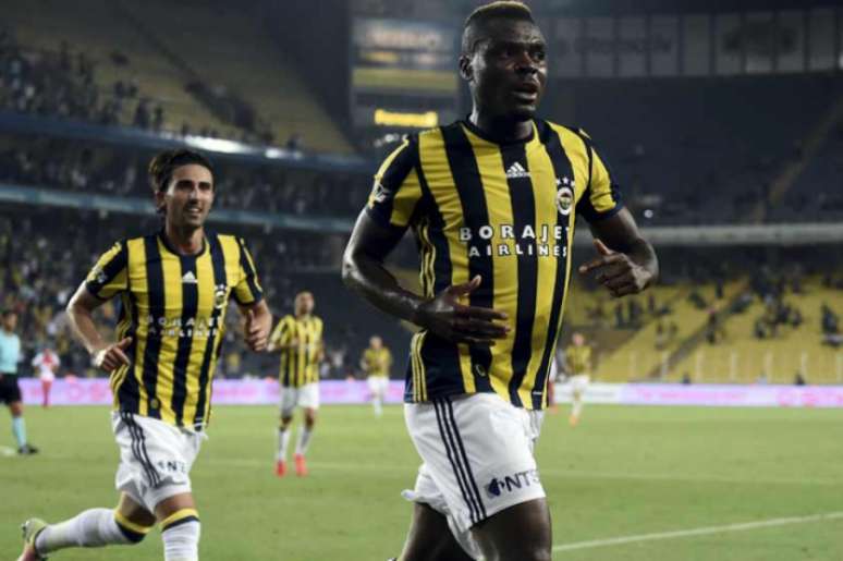 Emenike foi o destaque do Fenerbahçe (Foto: Ozan Kose / AFP)