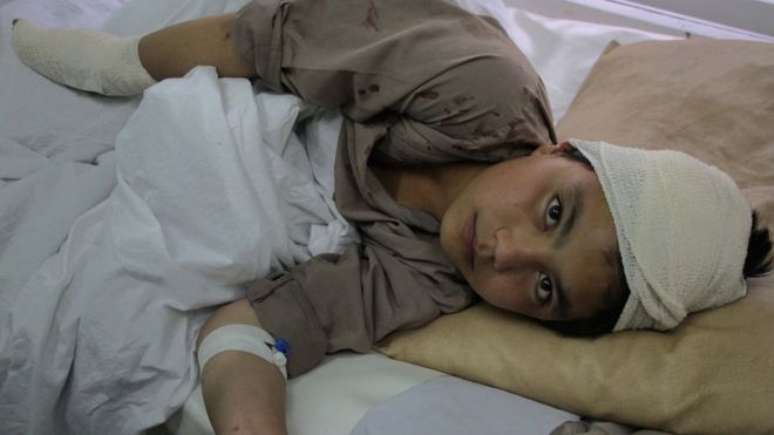 Criança afegã é hospitalizada após um ataque do Taleban em Cabul, em abril deste ano