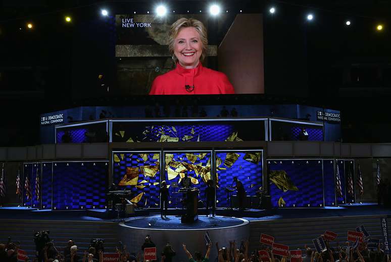 Hillary Clinton aparece no telão durante a convenção dos democratas