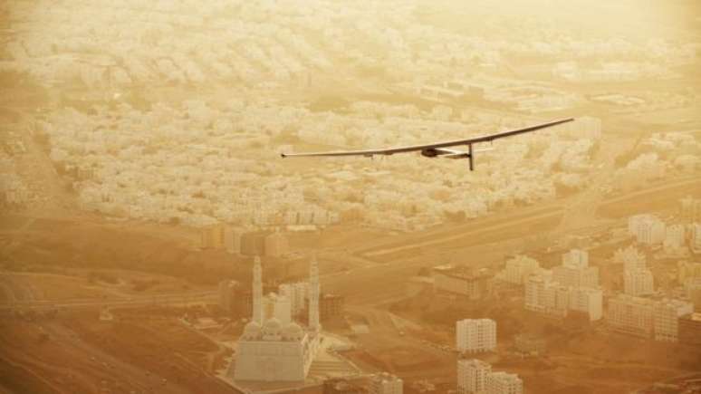 Movido a enegia limpa, o Solar Impulse tem 17 mil células solares