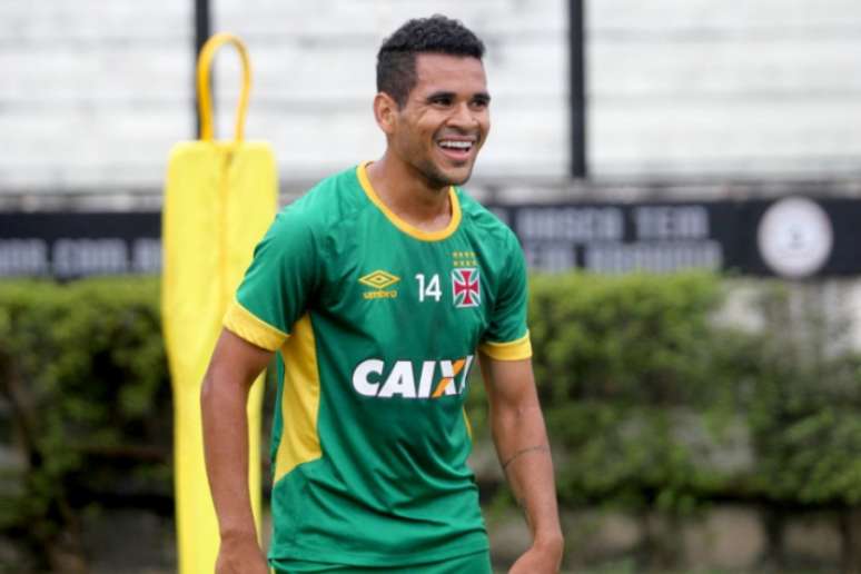 Éderson, que marcou na estreia, treinou ontem entre os titulares (Foto: Paulo Fernandes/Vasco)