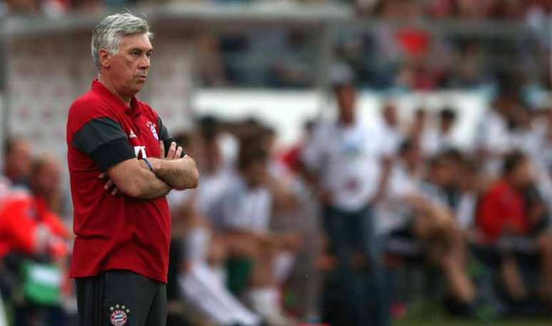 Ancelotti orienta jogadores na partida diante do Milan (Foto: Daniel Karmann / DPA / AFP)