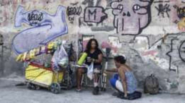 Apenas alguns vendedores ambulantes e moradores de rua foram vistos nas ruas vizinhas ao empreendimento