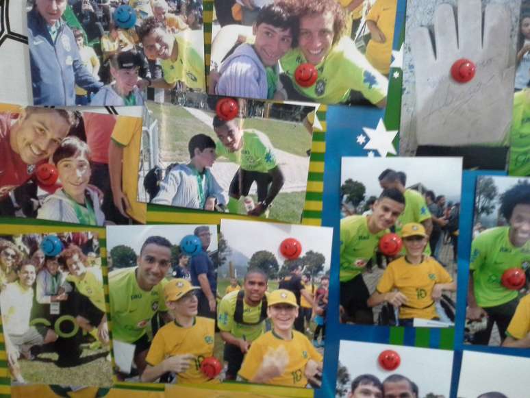 Lucas e sua coleção de fotos com jogadores da Seleção