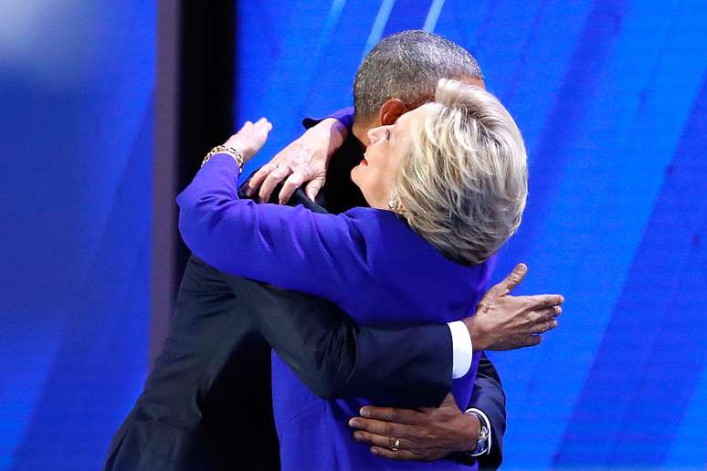 Obama e Hillary se abraçam após discurso do presidente em apoio à candidata