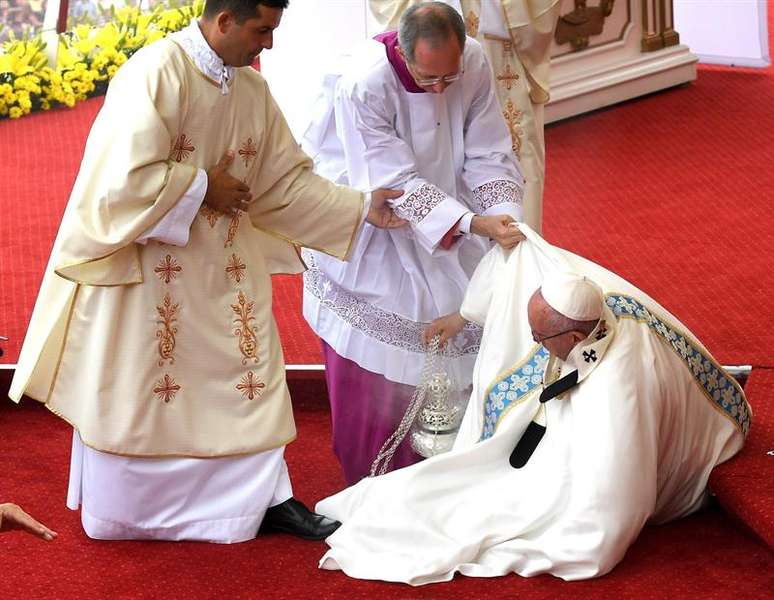Papa Francisco cai durante celebração na Polônia
