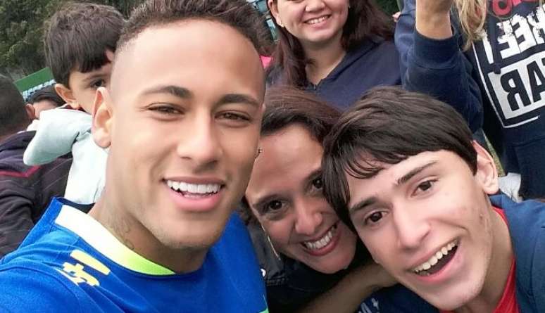 Neymar tirou uma selfie com Lucas e sua mãe após treino da Seleção Olímpica, em Teresópolis (RJ)