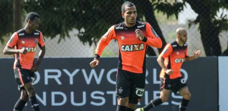 Meia já está treinando normalmente com o grupo atleticano (Foto: Bruno Cantini/Divulgação)