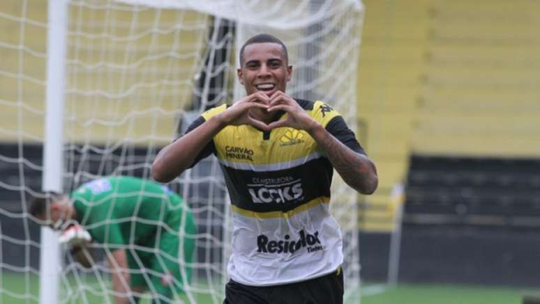 Gustavo tem 22 anos e defende o Criciúma (Foto: Fernando Ribeiro/Criciúma EC)