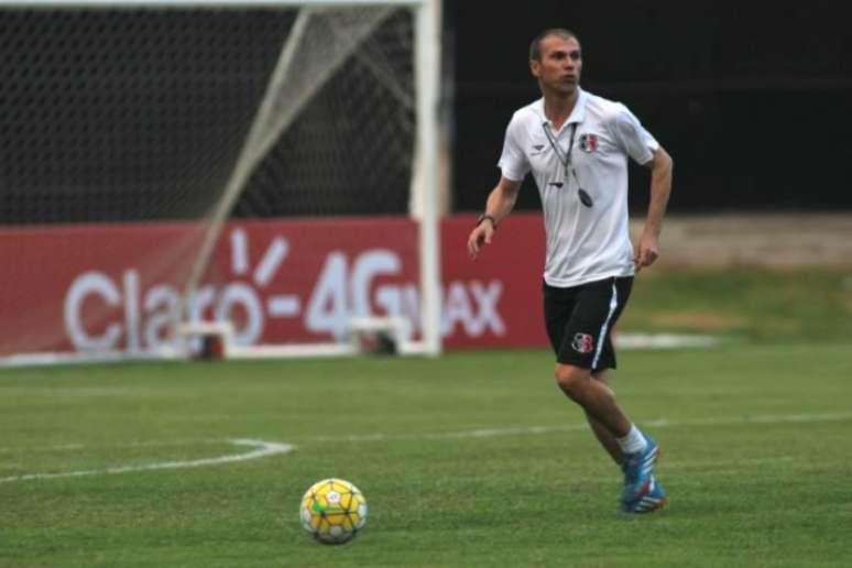 Milton Mendes ainda tem dúvidas para escalar o Santa Cruz (Foto: Divulgação/Site Oficial do Santa Cruz)