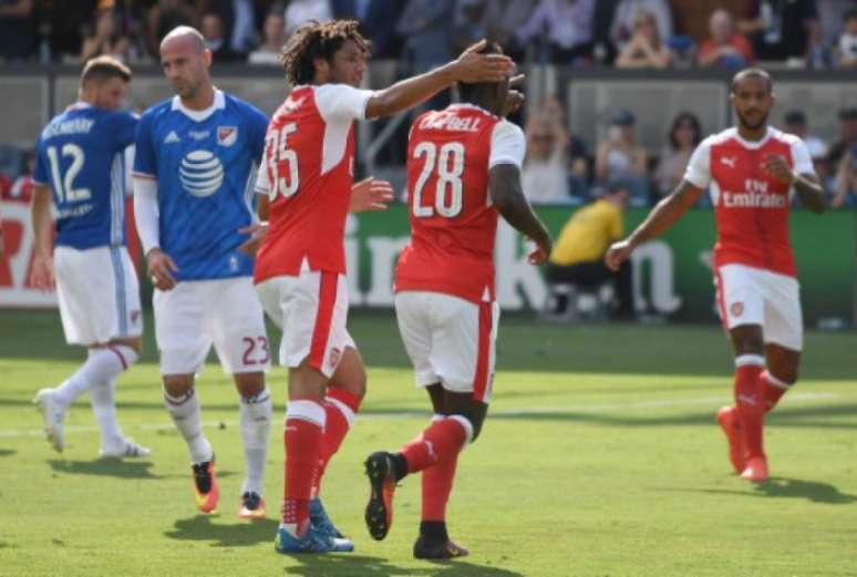 Campbell fez o primeiro do Arsenal (Foto: Thearon W. Henderson / GETTY IMAGES NORTH AMERICA / AFP)