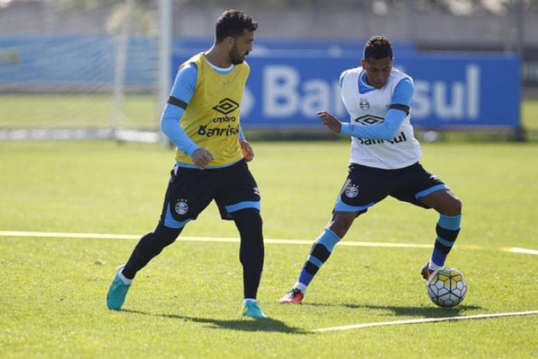 Edílson (à esquerda) em ação durante treino do Grêmio (Foto: Lucas Uebel/Grêmio)