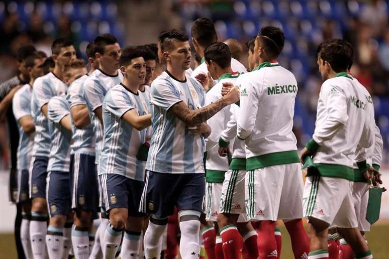 Jogadores se cumprimentam antes da partida