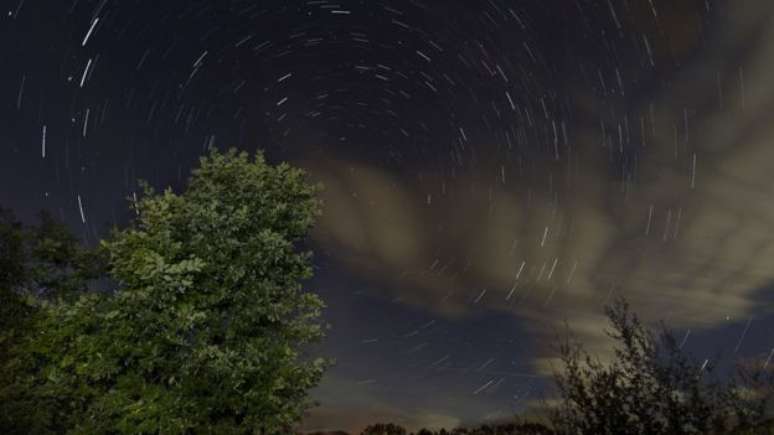 Chuva de meteoros acontece quando Terra cruza órbita de cometa 