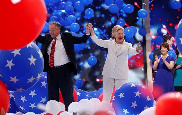 Hillary Clinton jundo a seu candidato a vice, Tim Kaine